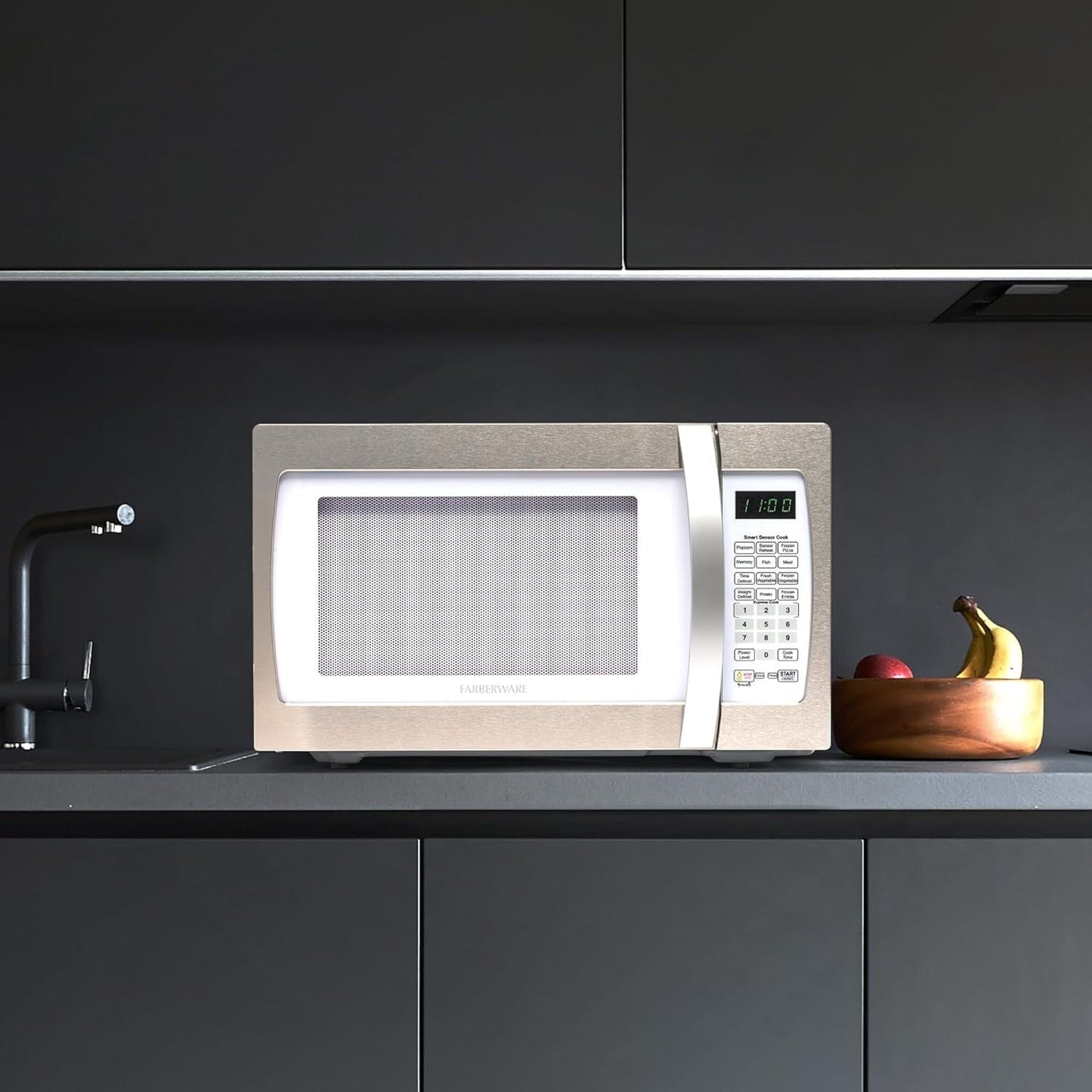 Four à micro-ondes professionnel Farberware de 1,3 pi³ (37 litres) et 1 100 watts avec cuisson par capteur intelligent, blanc et platine