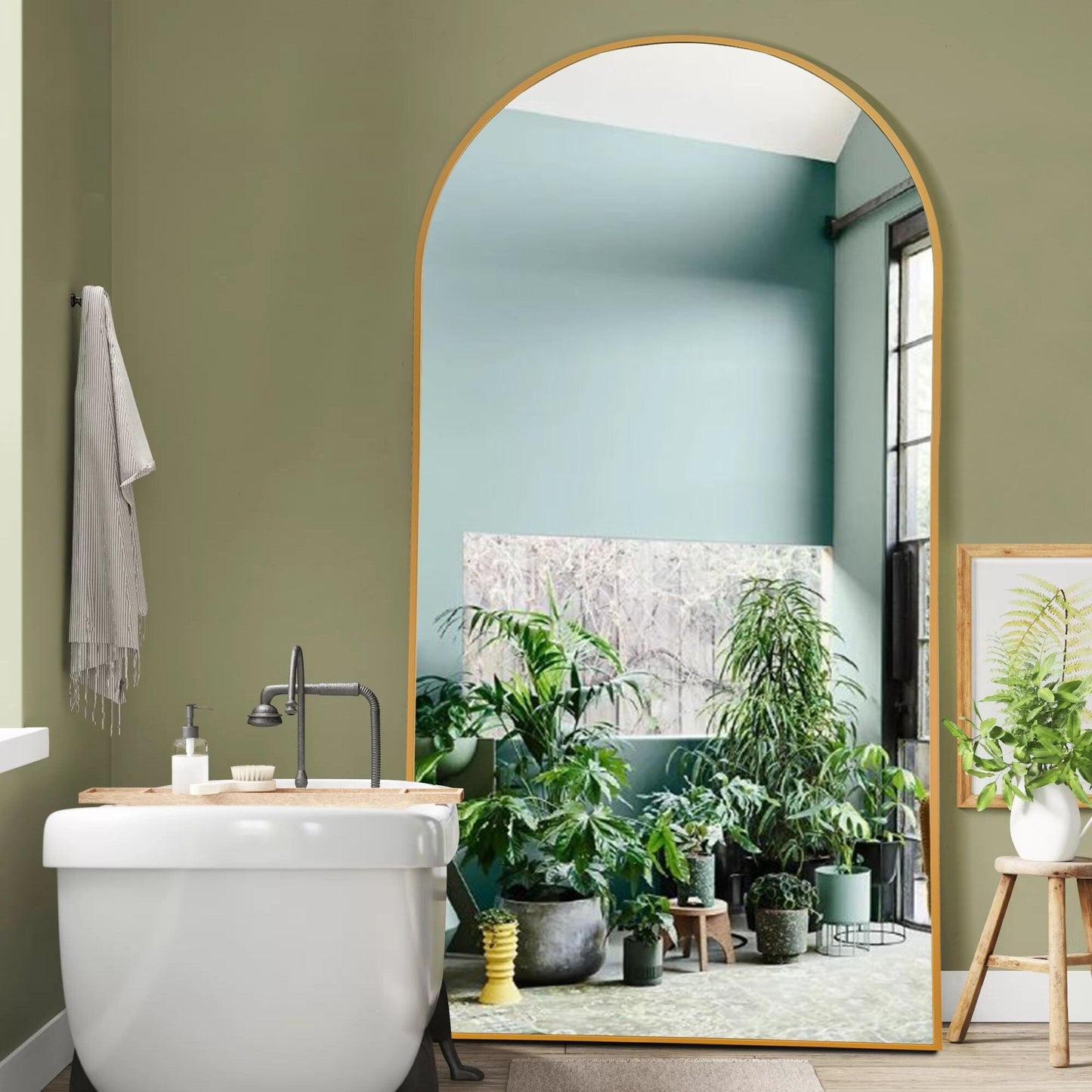 Miroir sur pied Dovelina arqué, pleine longueur