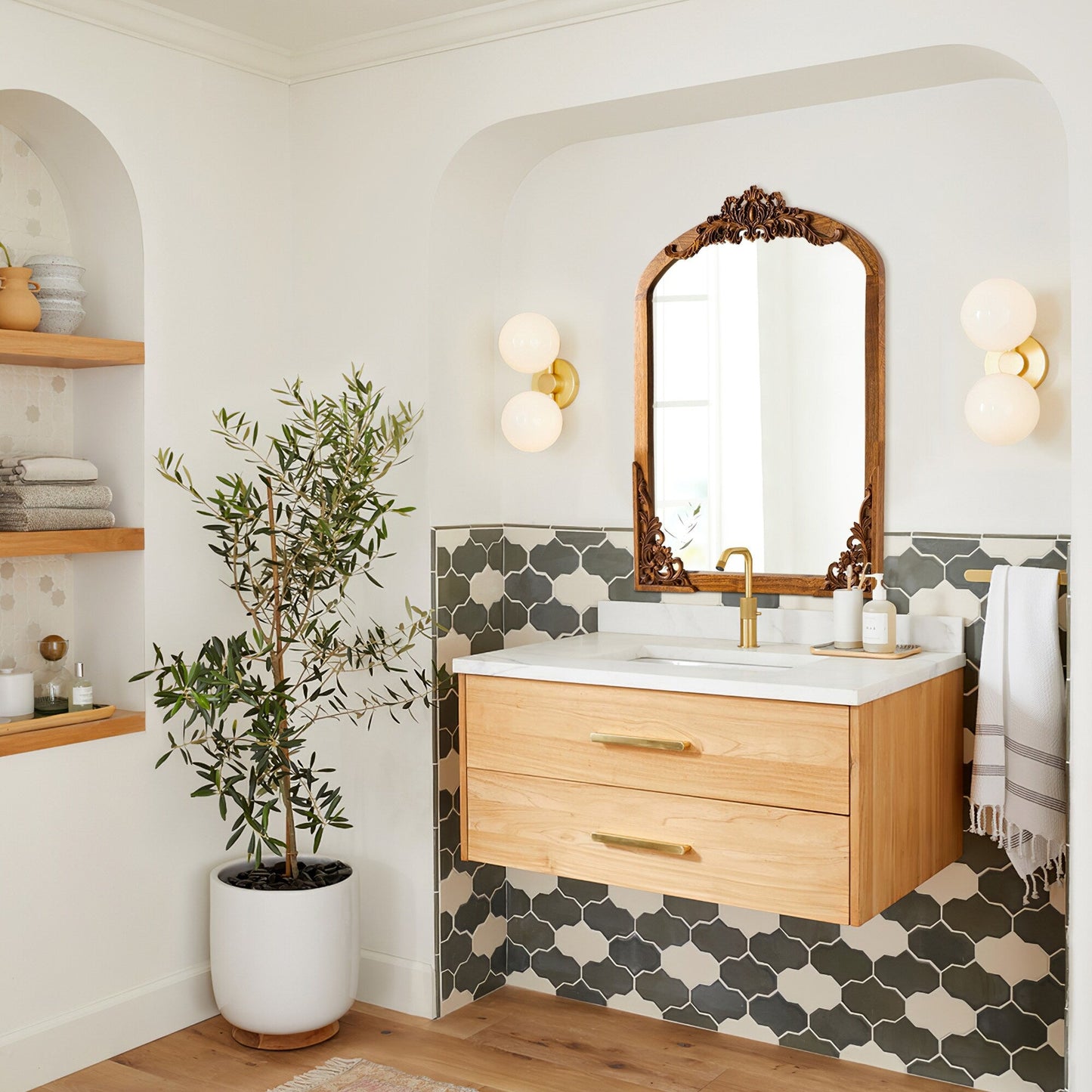 Miroir sur pied arqué en bois massif sculpté