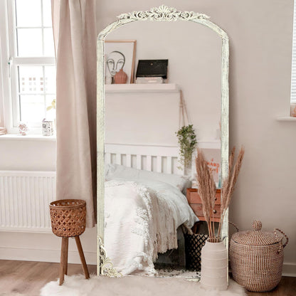 Miroir sur pied arqué en bois massif sculpté