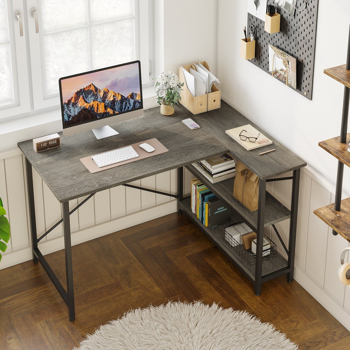 Petit bureau d'angle en forme de L avec étagères de rangement