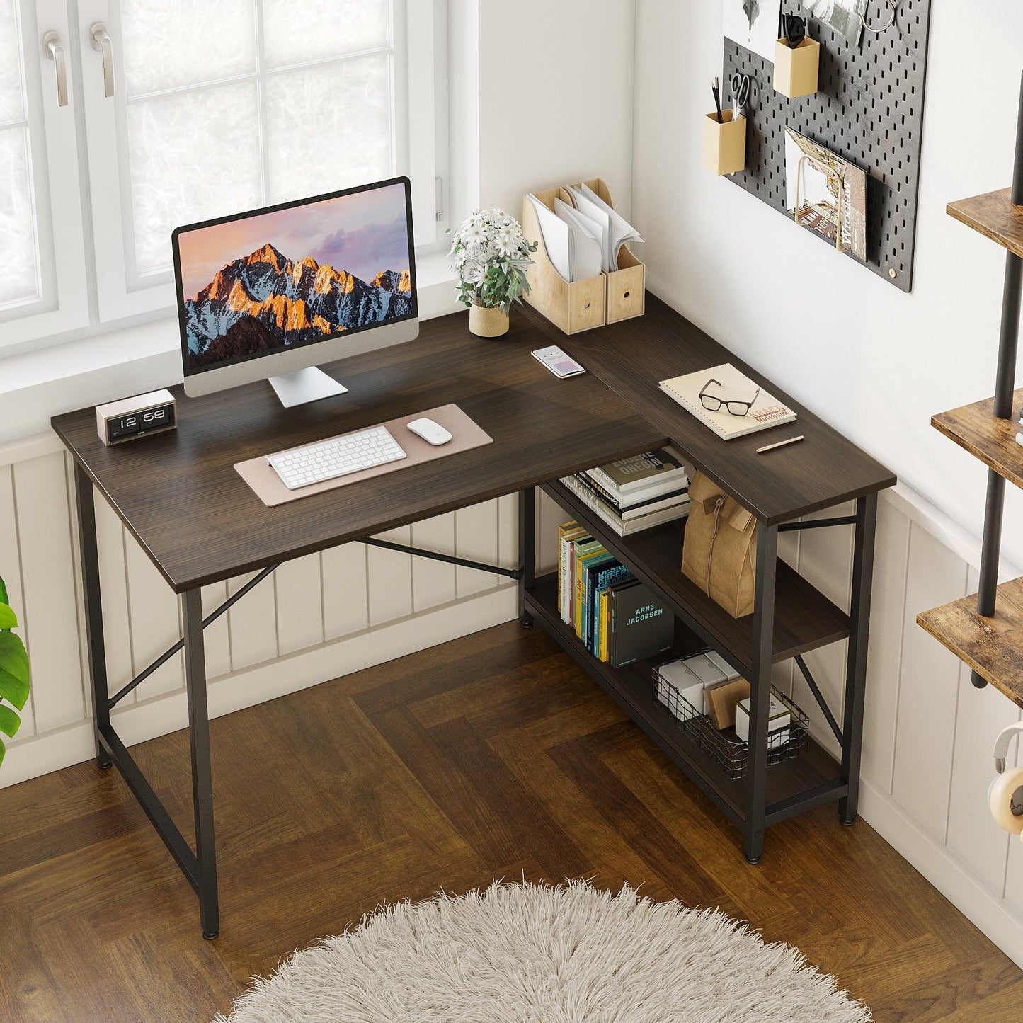 Petit bureau d'angle en forme de L avec étagères de rangement