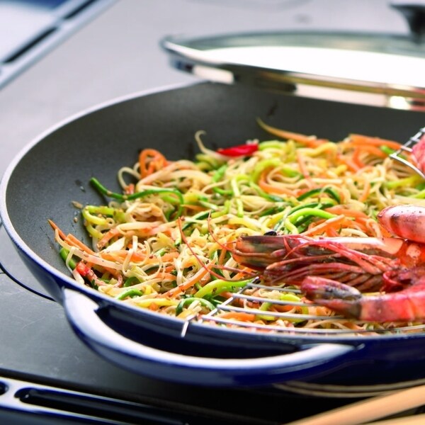 Wok Chasseur 16 pouces en fonte émaillée rouge française avec couvercle en verre