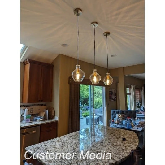 Suspension Coria en laiton, style moderne du milieu du siècle, à une lumière, élégante et à intensité variable, pour îlot de cuisine ou salle à manger, avec verre cannelé.