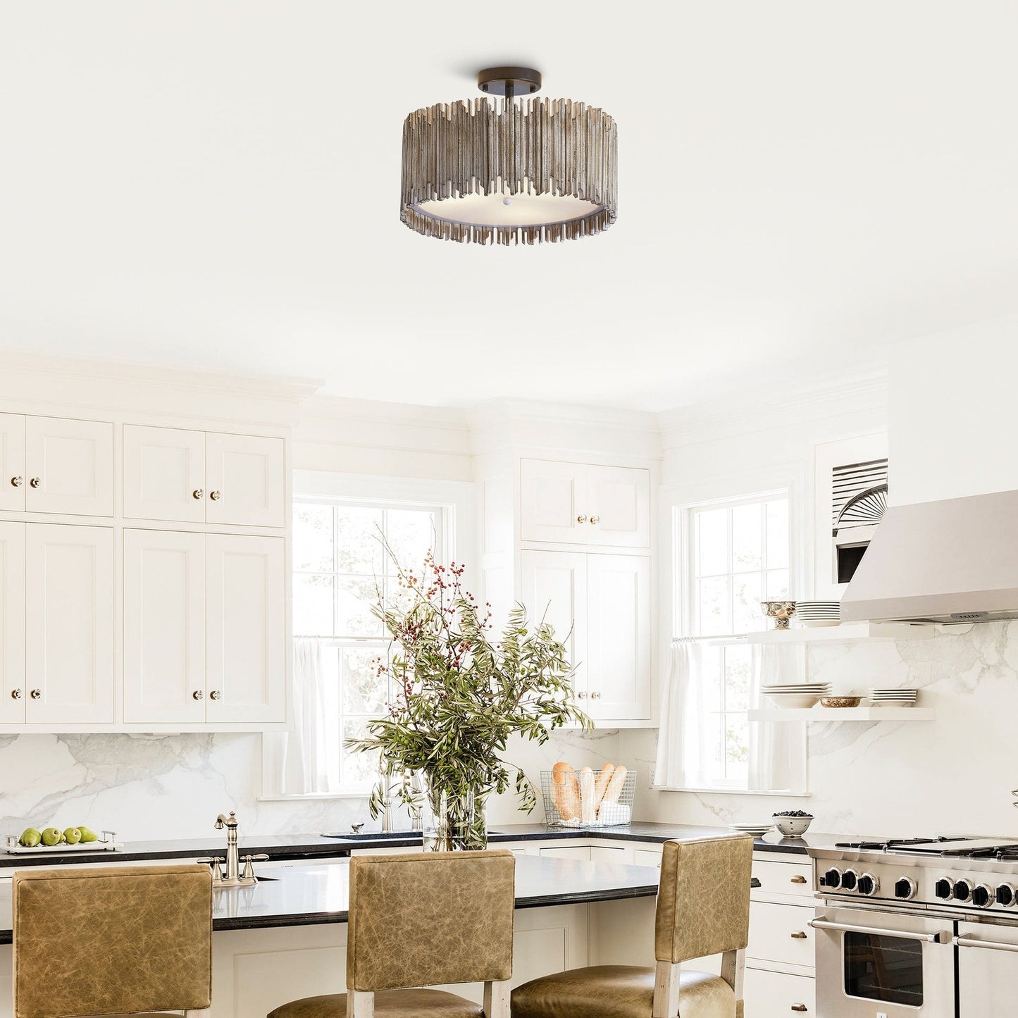 Plafonnier semi-encastré à 3 lumières en bois blanc vieilli, style tambour.