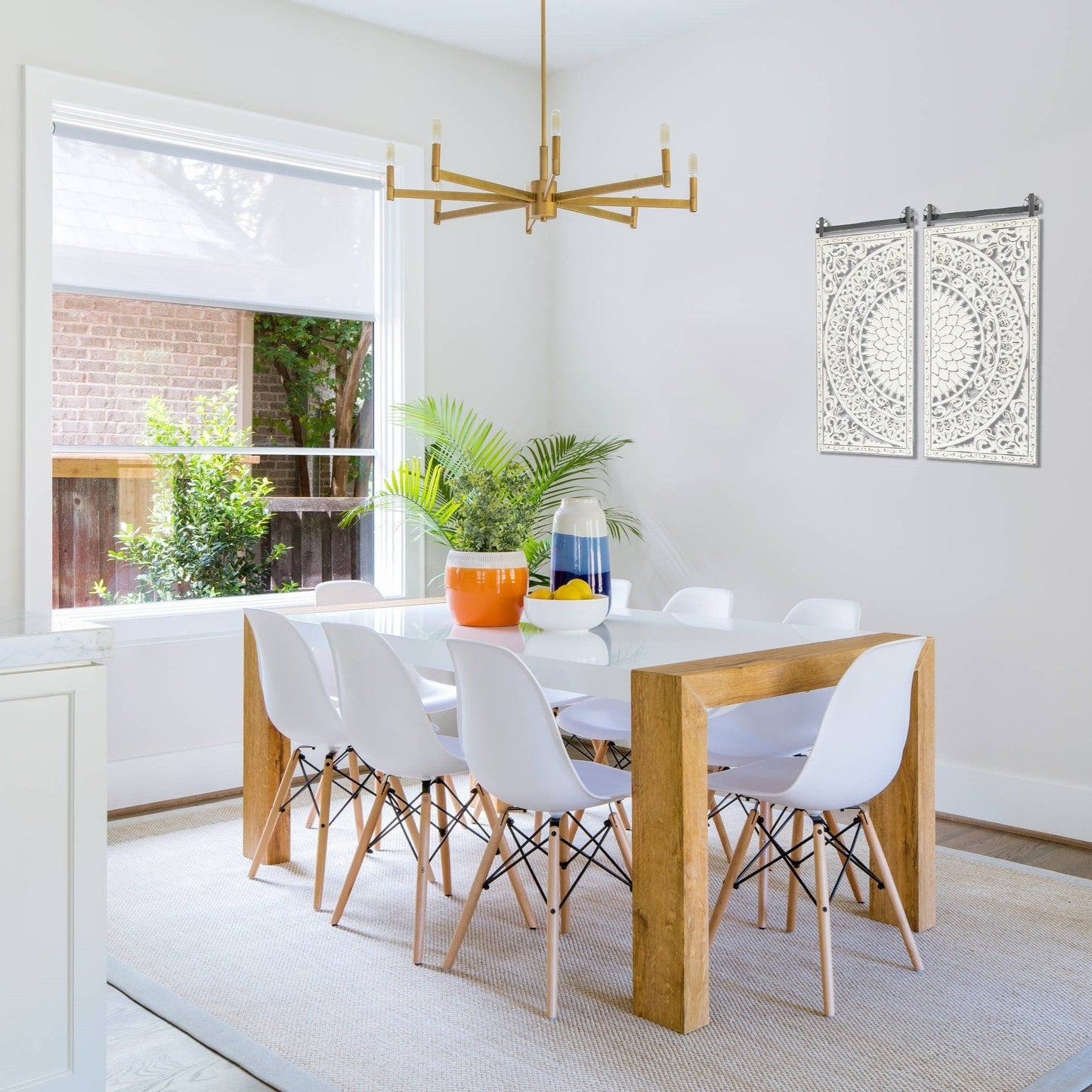 Ensemble de 2 tableaux muraux en bois blanc ivoire vieilli, représentant des fleurs et ornés de détails noirs.