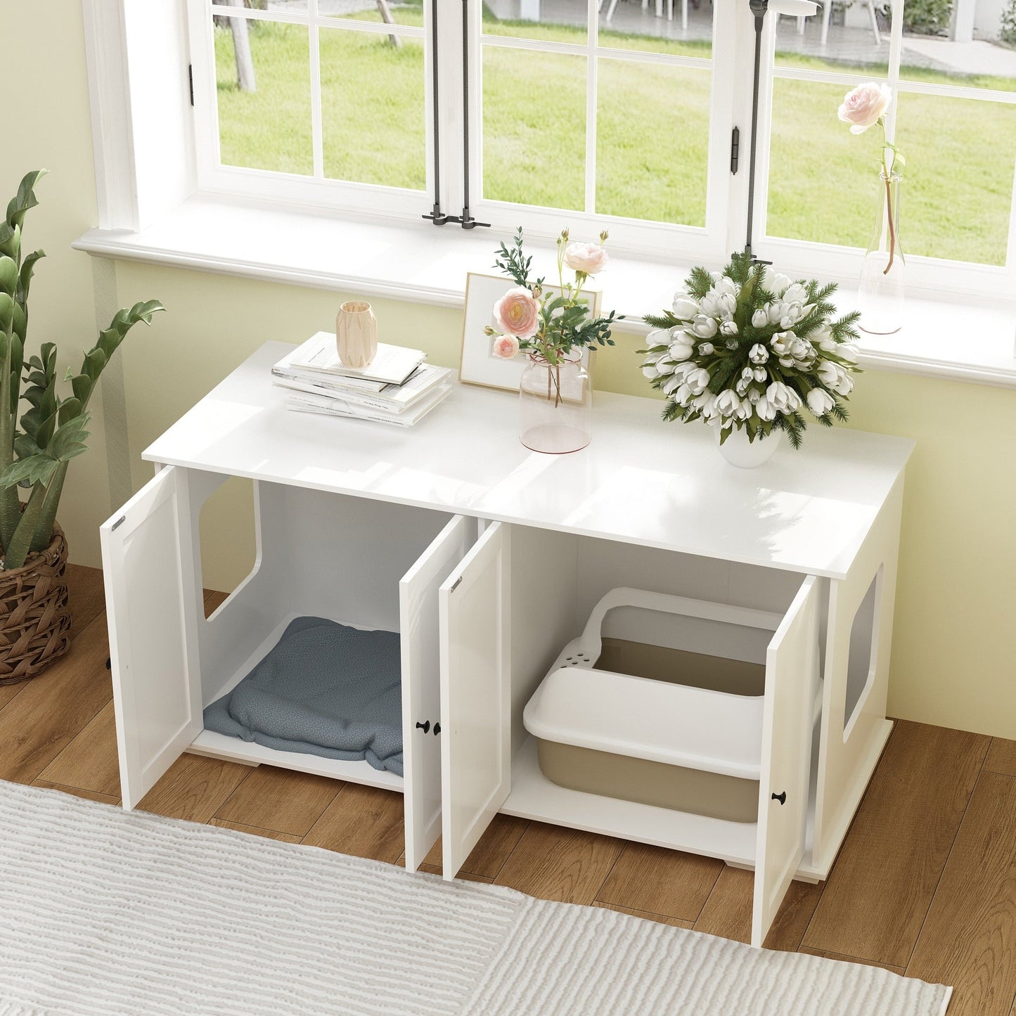 Meubles dissimulant la litière pour chat dans une salle de bain privée pour animaux de compagnie