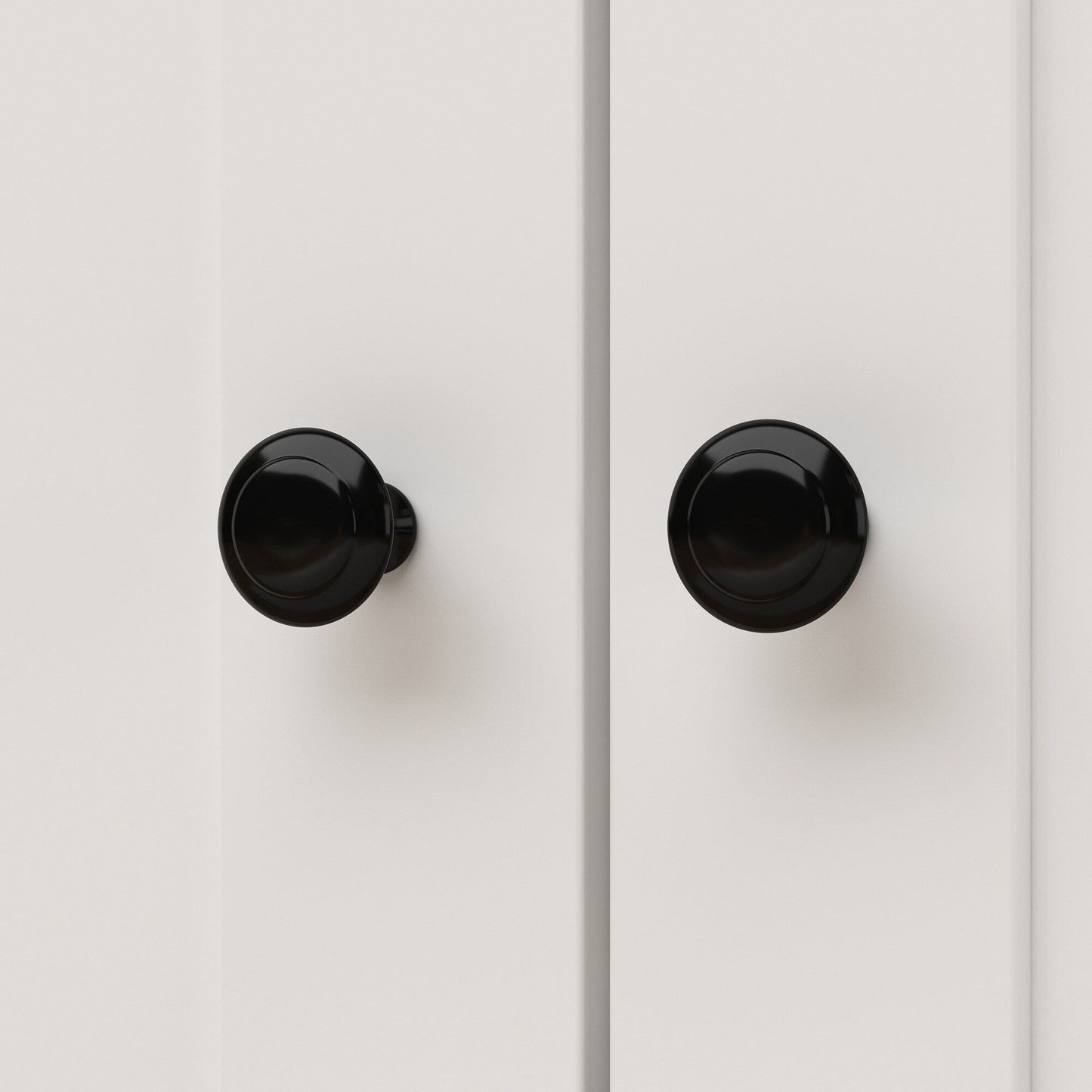 Meubles dissimulant la litière pour chat dans une salle de bain privée pour animaux de compagnie