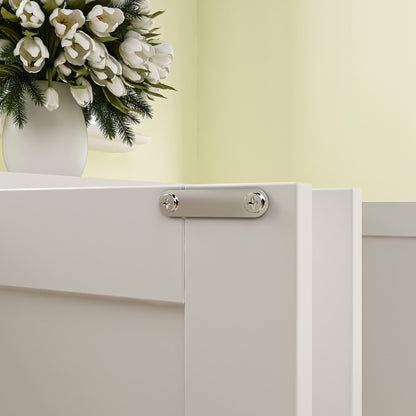 Meubles dissimulant la litière pour chat dans une salle de bain privée pour animaux de compagnie