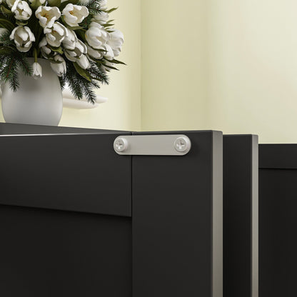 Meubles dissimulant la litière pour chat dans une salle de bain privée pour animaux de compagnie