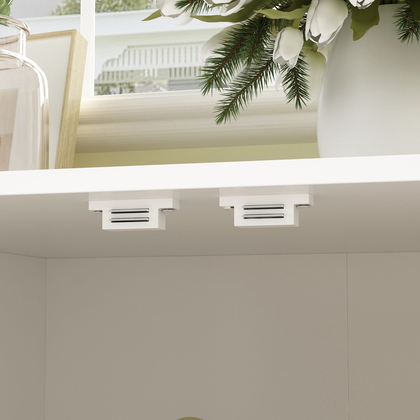 Meubles dissimulant la litière pour chat dans une salle de bain privée pour animaux de compagnie