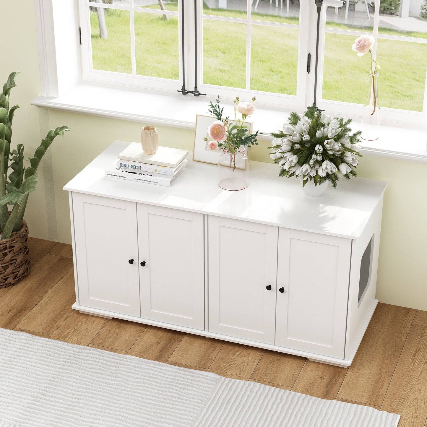 Meubles dissimulant la litière pour chat dans une salle de bain privée pour animaux de compagnie