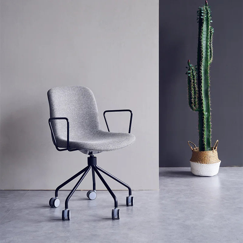 Chaque chaise est équipée d'une roulette en acier à 5 branches.