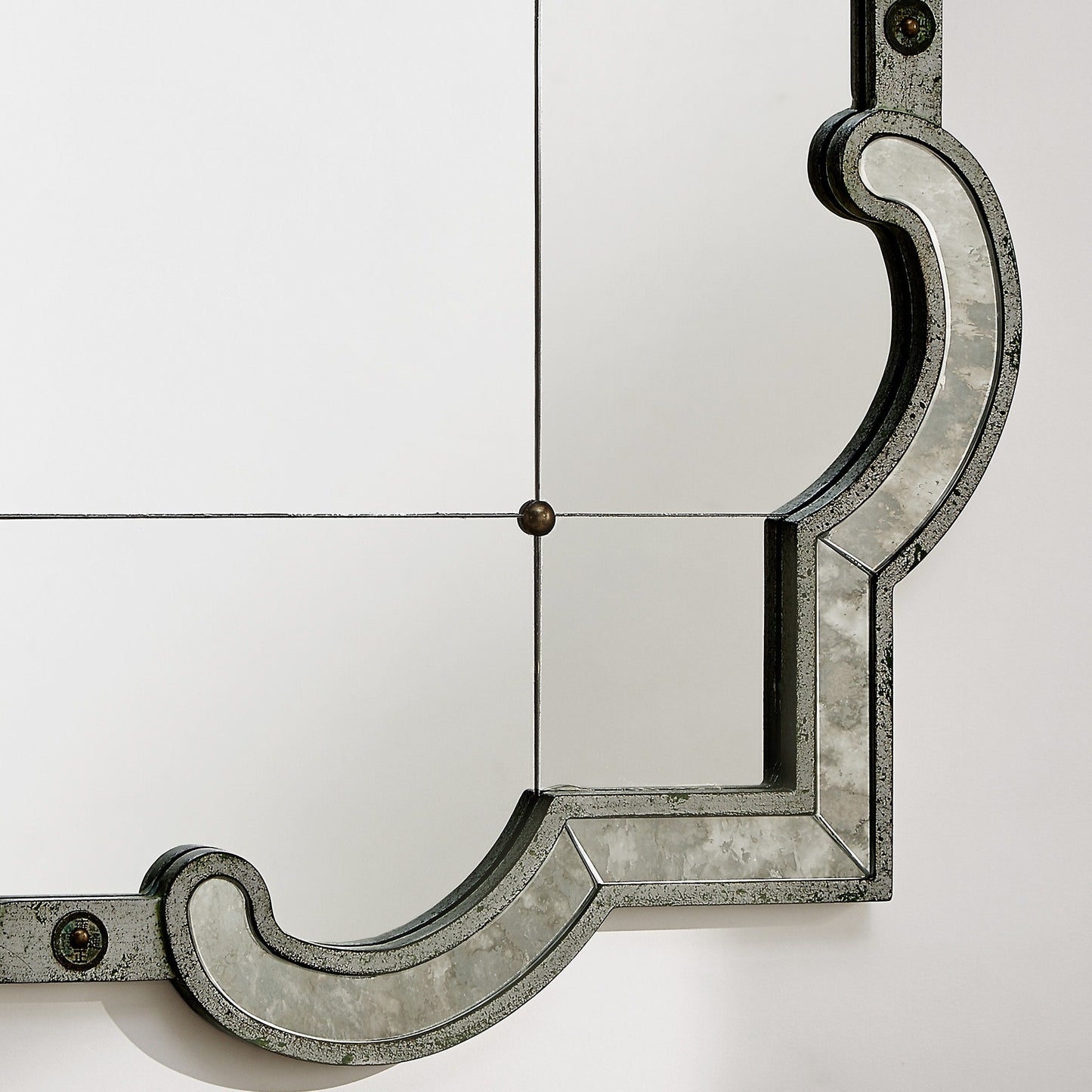 Miroir mural Fantina à panneaux argentés antiques par iNSPIRE Q Classic