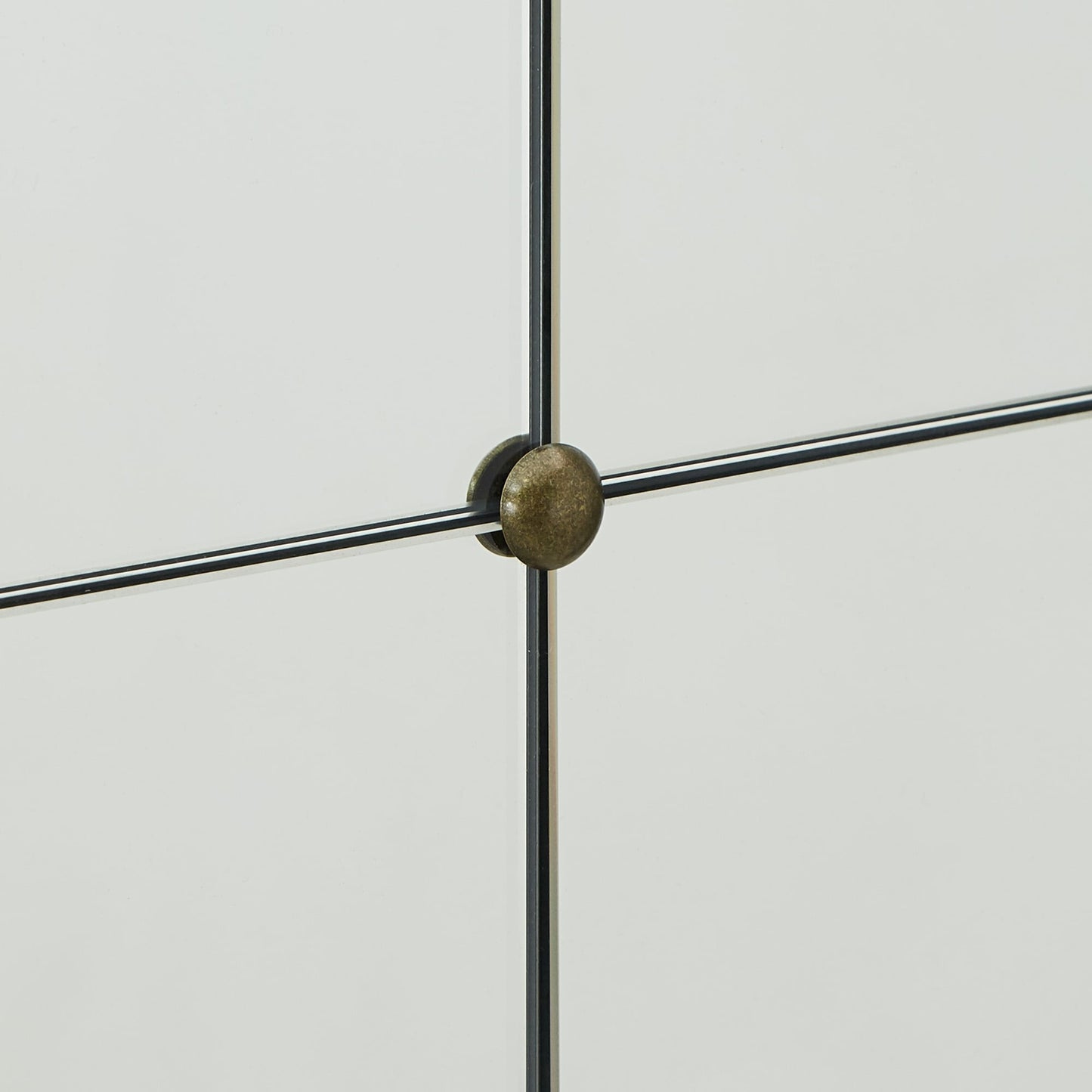 Miroir mural Fantina à panneaux argentés antiques par iNSPIRE Q Classic