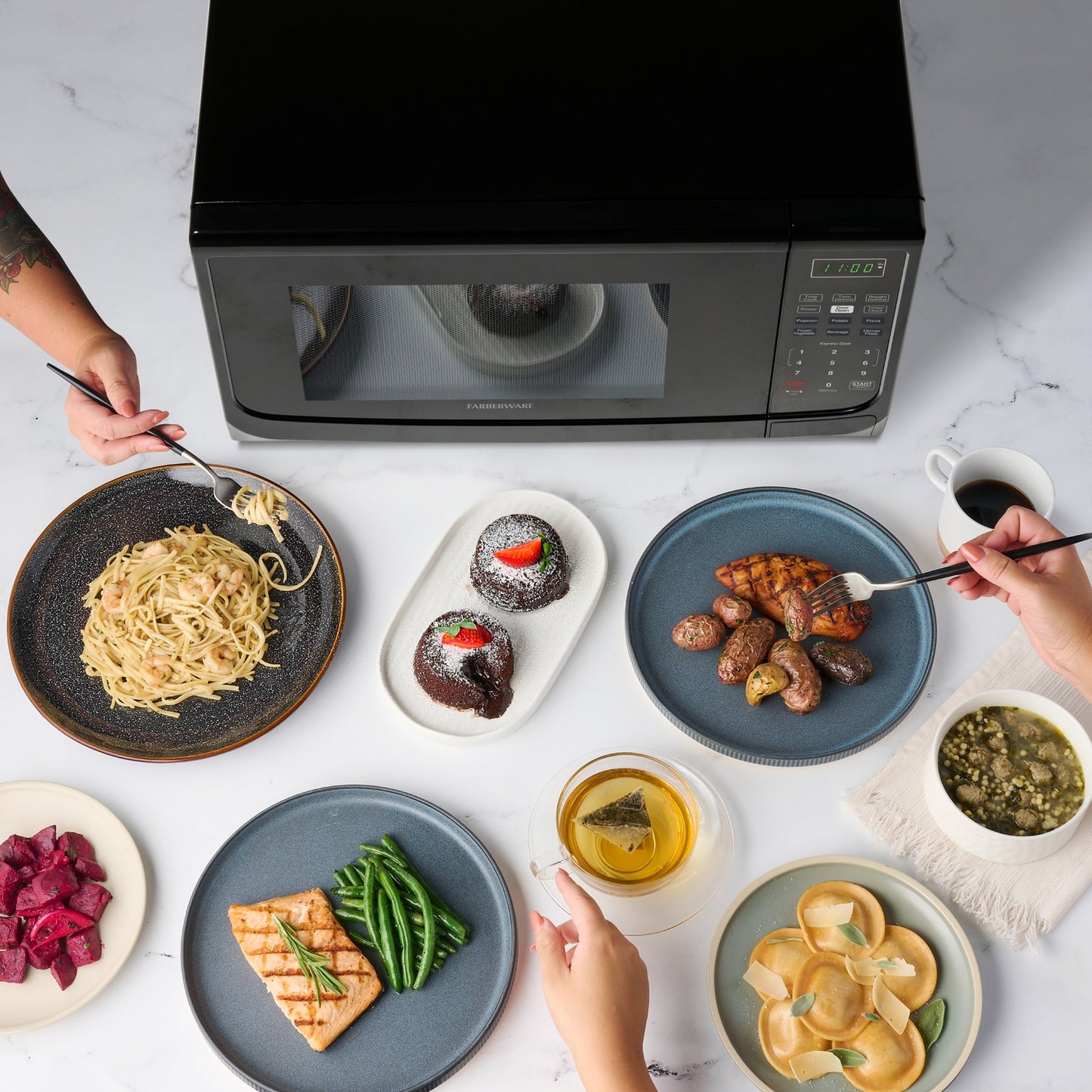 Four à micro-ondes de comptoir Farberware 1000 watts, 31 litres (1,1 pi³), avec éclairage DEL et sécurité enfant