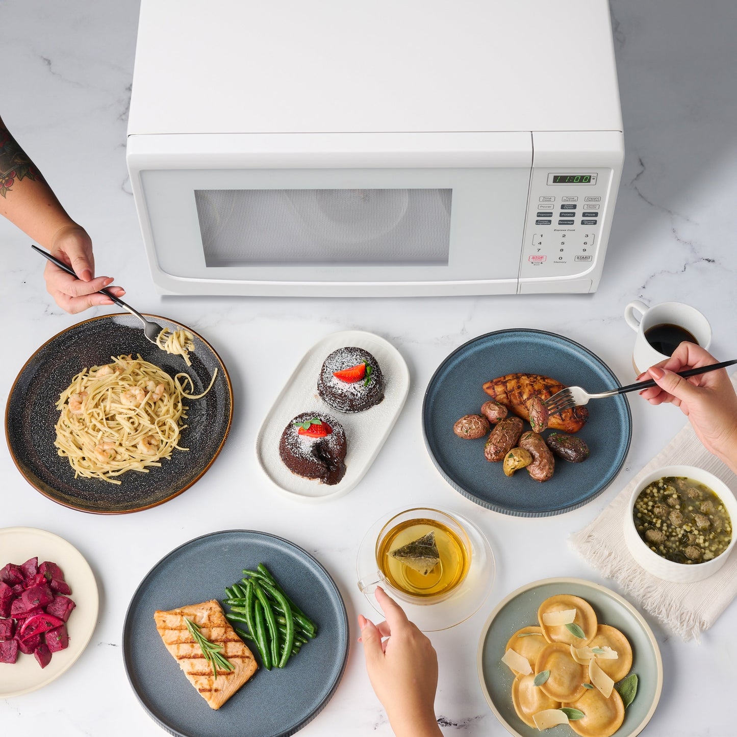 Four à micro-ondes de comptoir Farberware 1000 watts, 31 litres (1,1 pi³), avec éclairage DEL et sécurité enfant