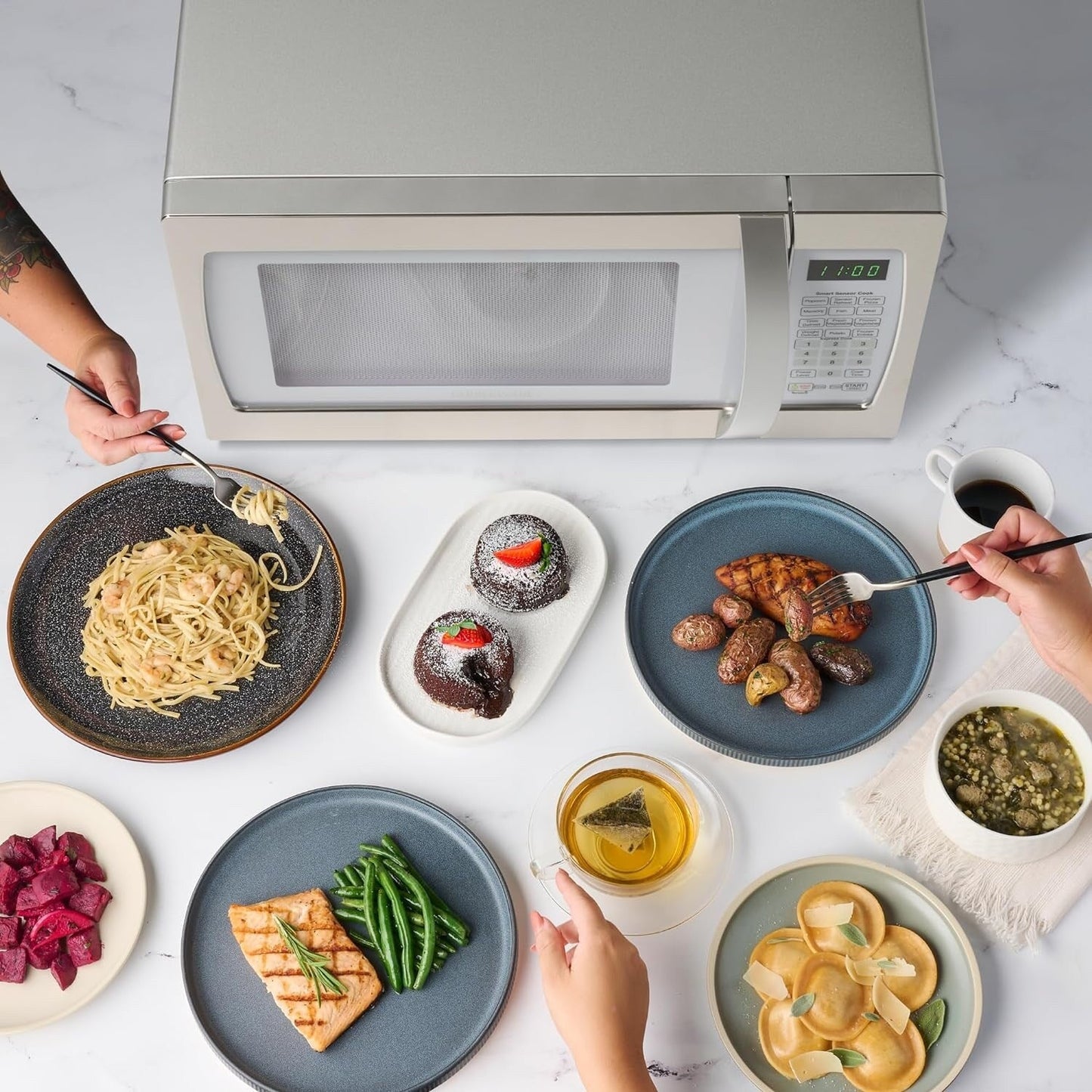 Four à micro-ondes professionnel Farberware de 1,3 pi³ (37 litres) et 1 100 watts avec cuisson par capteur intelligent, blanc et platine