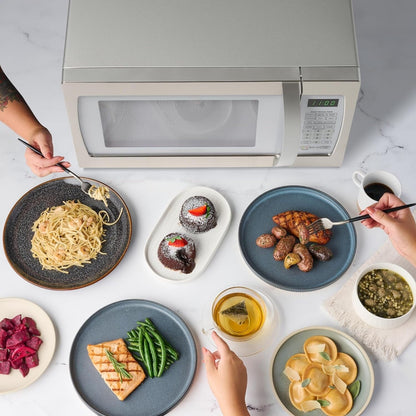 Four à micro-ondes professionnel Farberware de 1,3 pi³ (37 litres) et 1 100 watts avec cuisson par capteur intelligent, blanc et platine