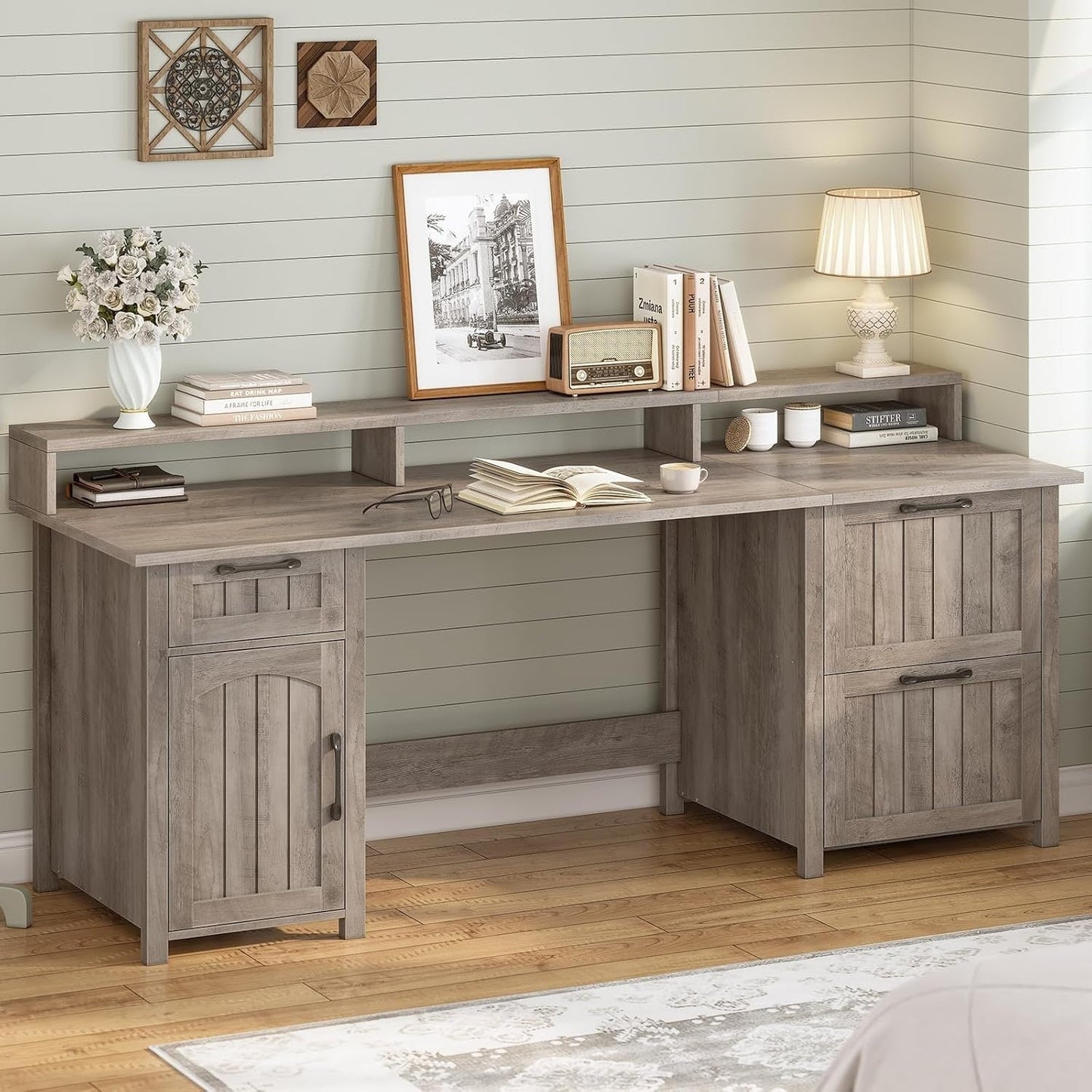 Bureau de direction de style campagnard, bureau à domicile avec tiroir pour dossiers suspendus, support pour écran, prise électrique