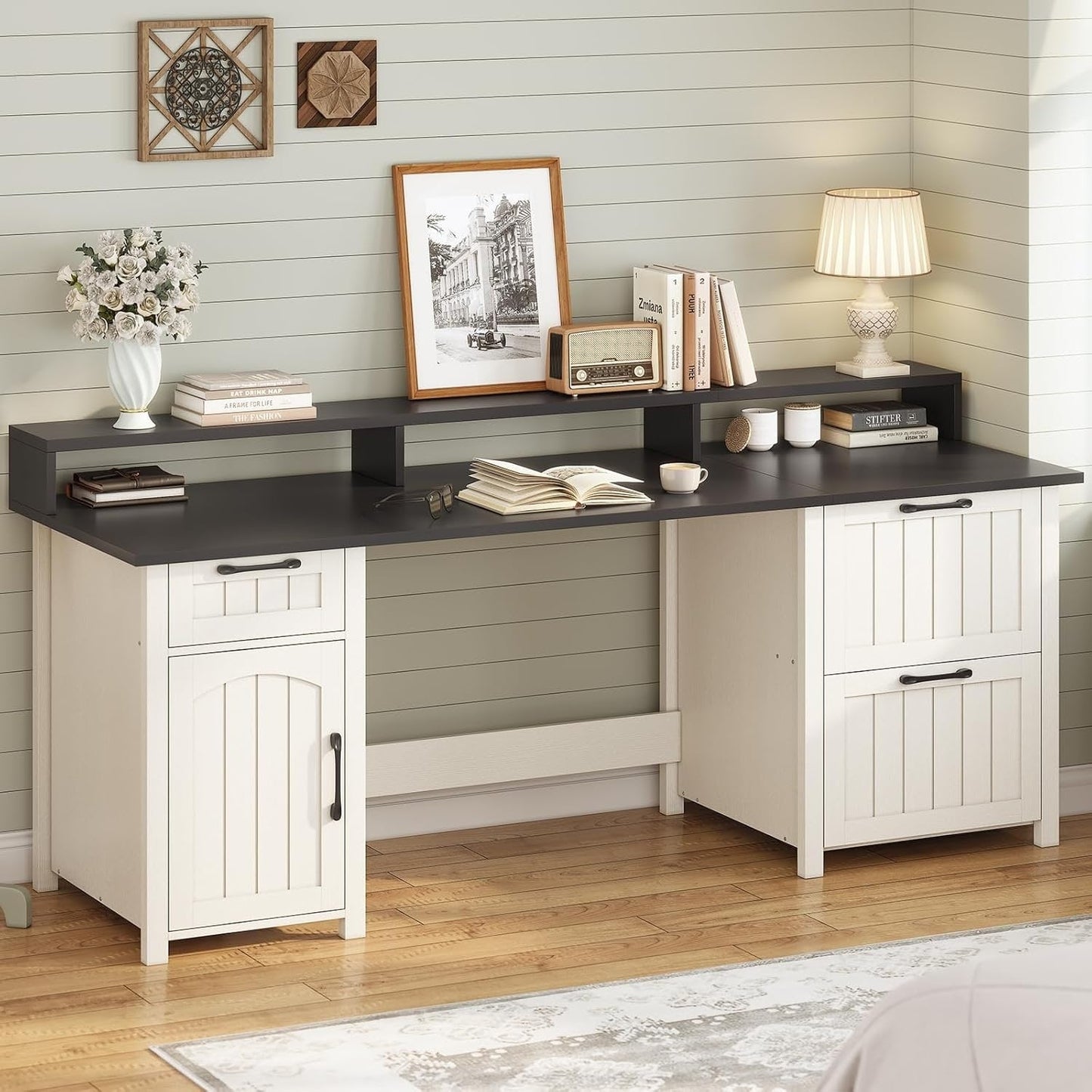 Bureau de direction de style campagnard, bureau à domicile avec tiroir pour dossiers suspendus, support pour écran, prise électrique