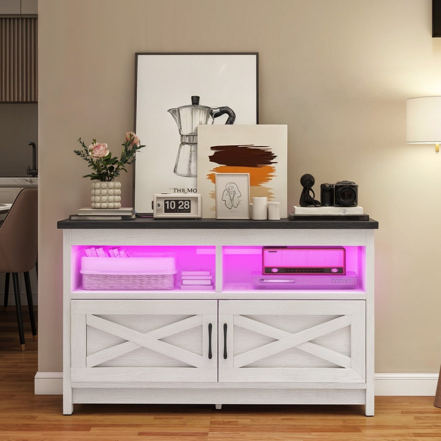 Meuble TV de style campagnard pour téléviseur jusqu'à 65 pouces avec portes et étagères ouvertes, console multimédia et prise électrique.