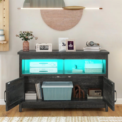 Meuble TV de style campagnard pour téléviseur jusqu'à 65 pouces avec portes et étagères ouvertes, console multimédia et prise électrique.