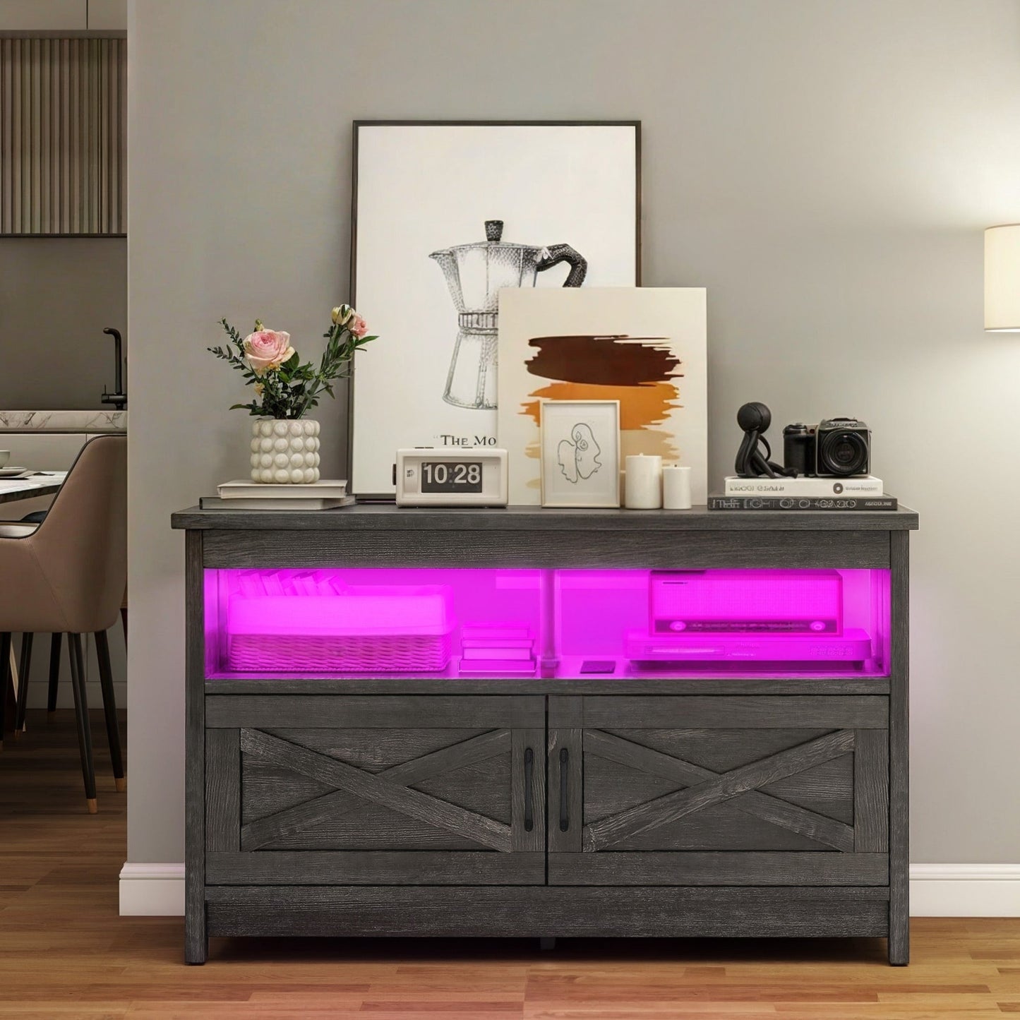 Meuble TV de style campagnard pour téléviseur jusqu'à 65 pouces avec portes et étagères ouvertes, console multimédia et prise électrique.