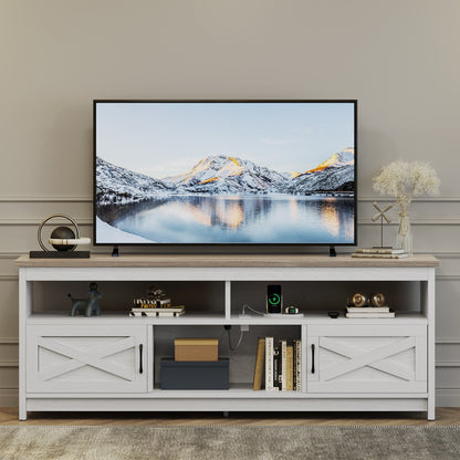 Meuble TV de style campagnard pour téléviseur jusqu'à 65 pouces avec portes et étagères ouvertes, console multimédia et prise électrique.