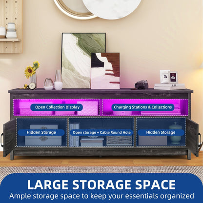 Meuble TV de style campagnard pour téléviseur jusqu'à 65 pouces avec portes et étagères ouvertes, console multimédia et prise électrique.