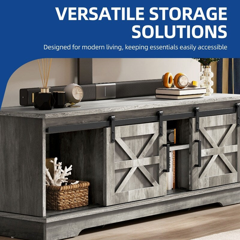 Meuble TV de style campagnard pour téléviseur jusqu'à 65 pouces avec portes et étagères ouvertes, console multimédia et prise électrique.