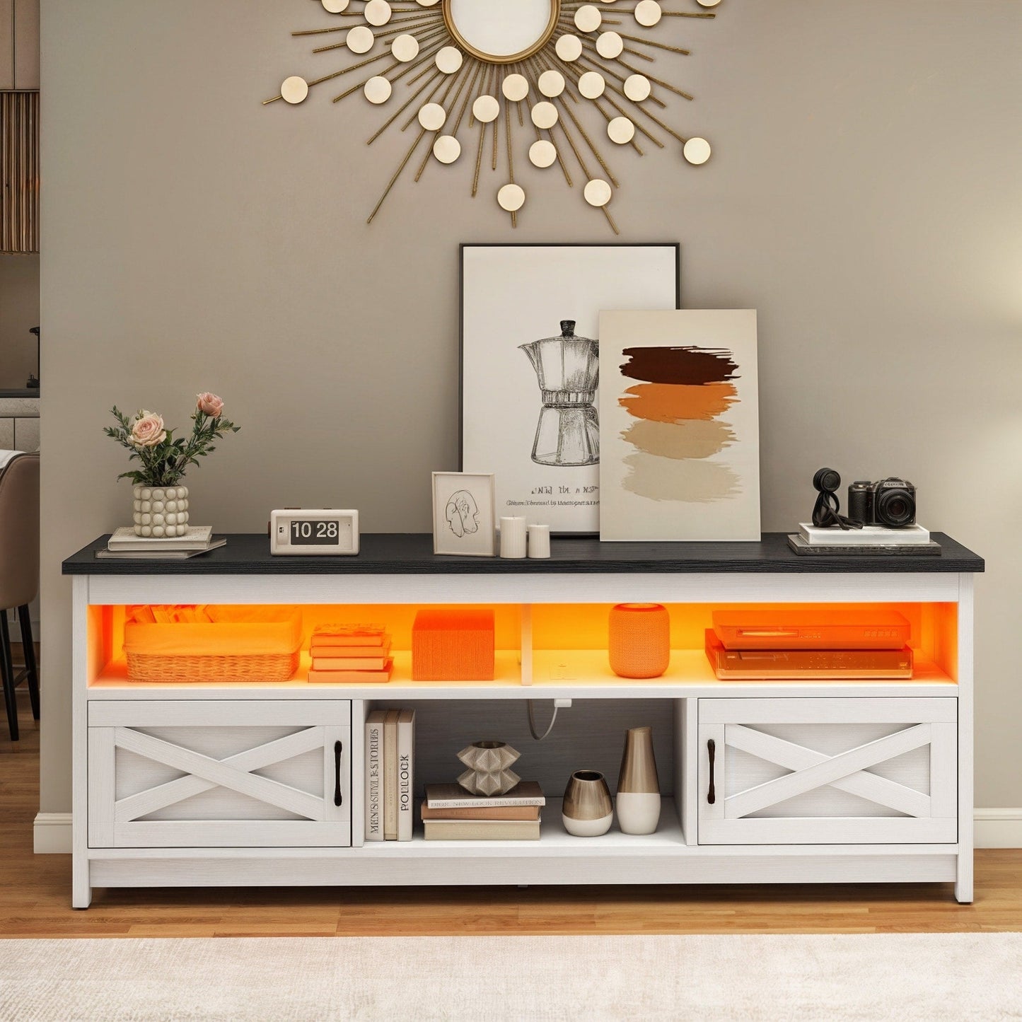 Meuble TV de style campagnard pour téléviseur jusqu'à 65 pouces avec portes et étagères ouvertes, console multimédia et prise électrique.