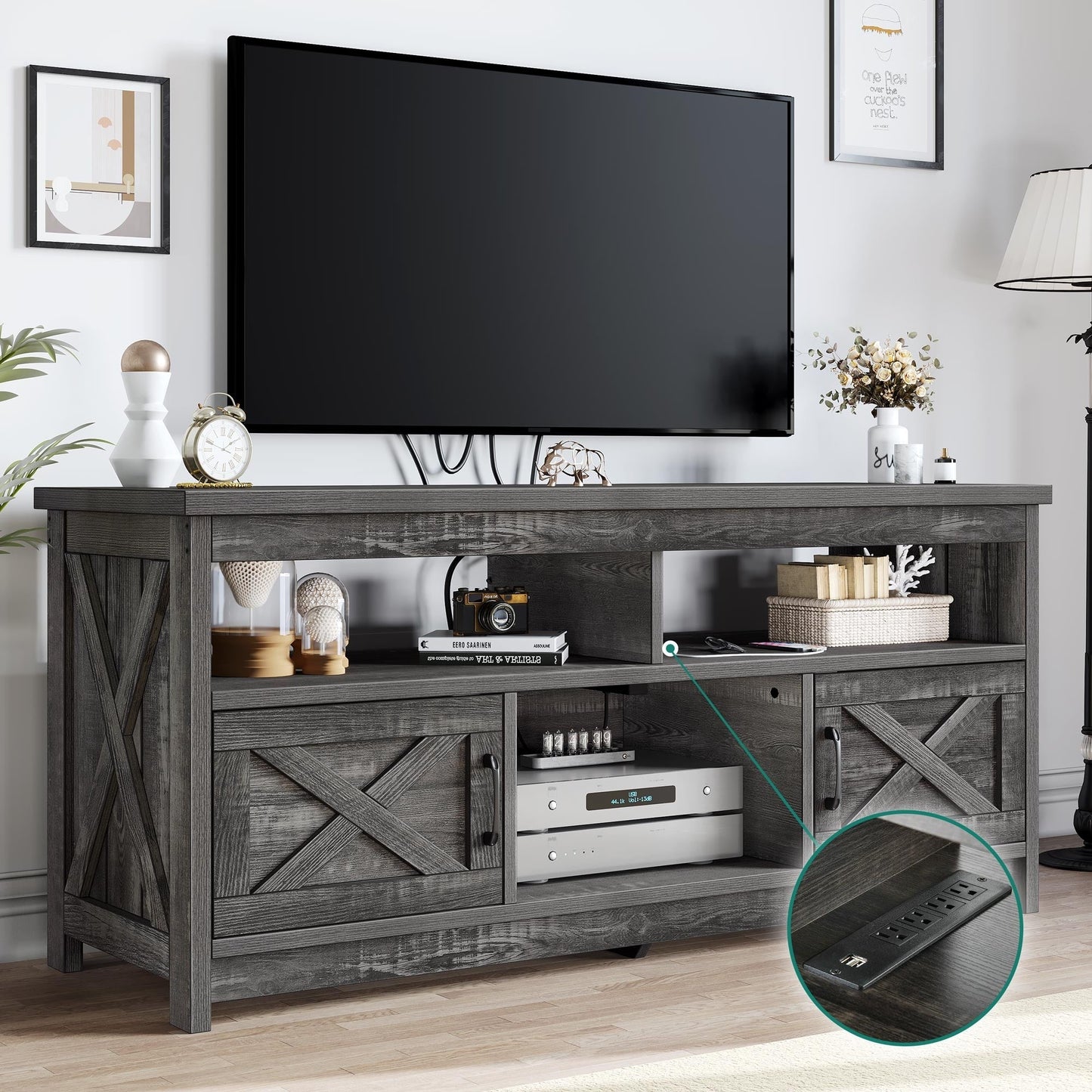 Meuble TV de style campagnard pour téléviseur jusqu'à 65 pouces avec portes et étagères ouvertes, console multimédia et prise électrique.