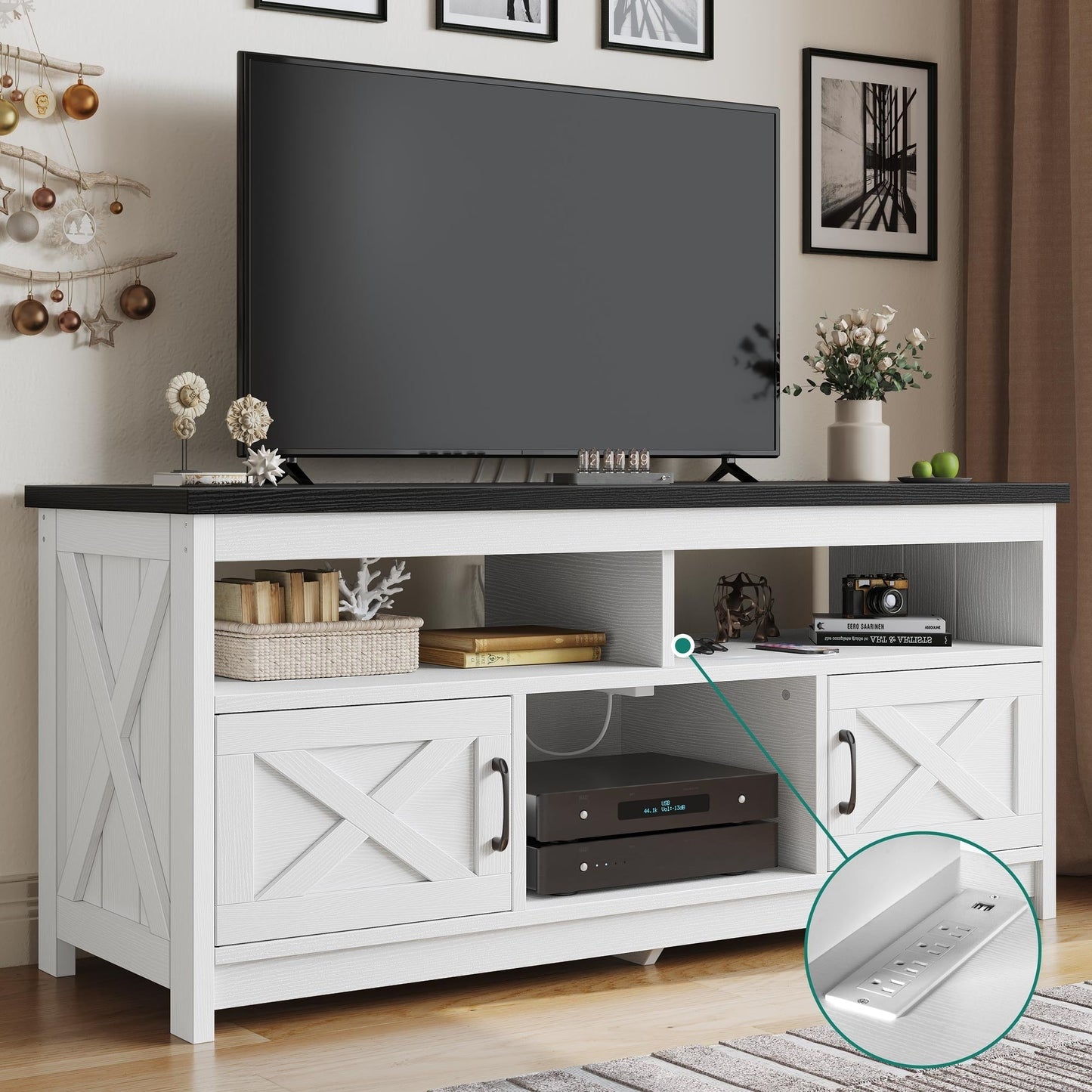 Meuble TV de style campagnard pour téléviseur jusqu'à 65 pouces avec portes et étagères ouvertes, console multimédia et prise électrique.