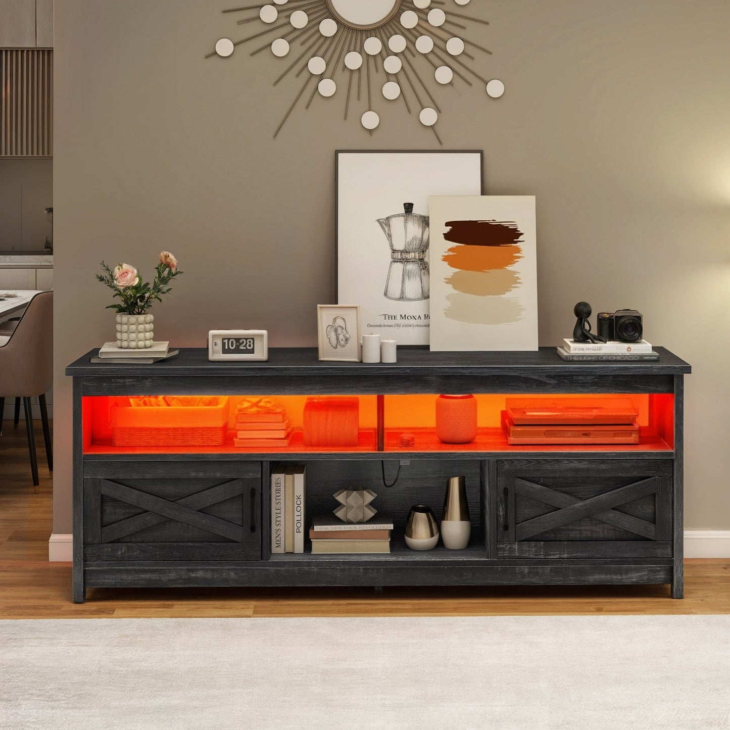 Meuble TV de style campagnard pour téléviseur jusqu'à 65 pouces avec portes et étagères ouvertes, console multimédia et prise électrique.