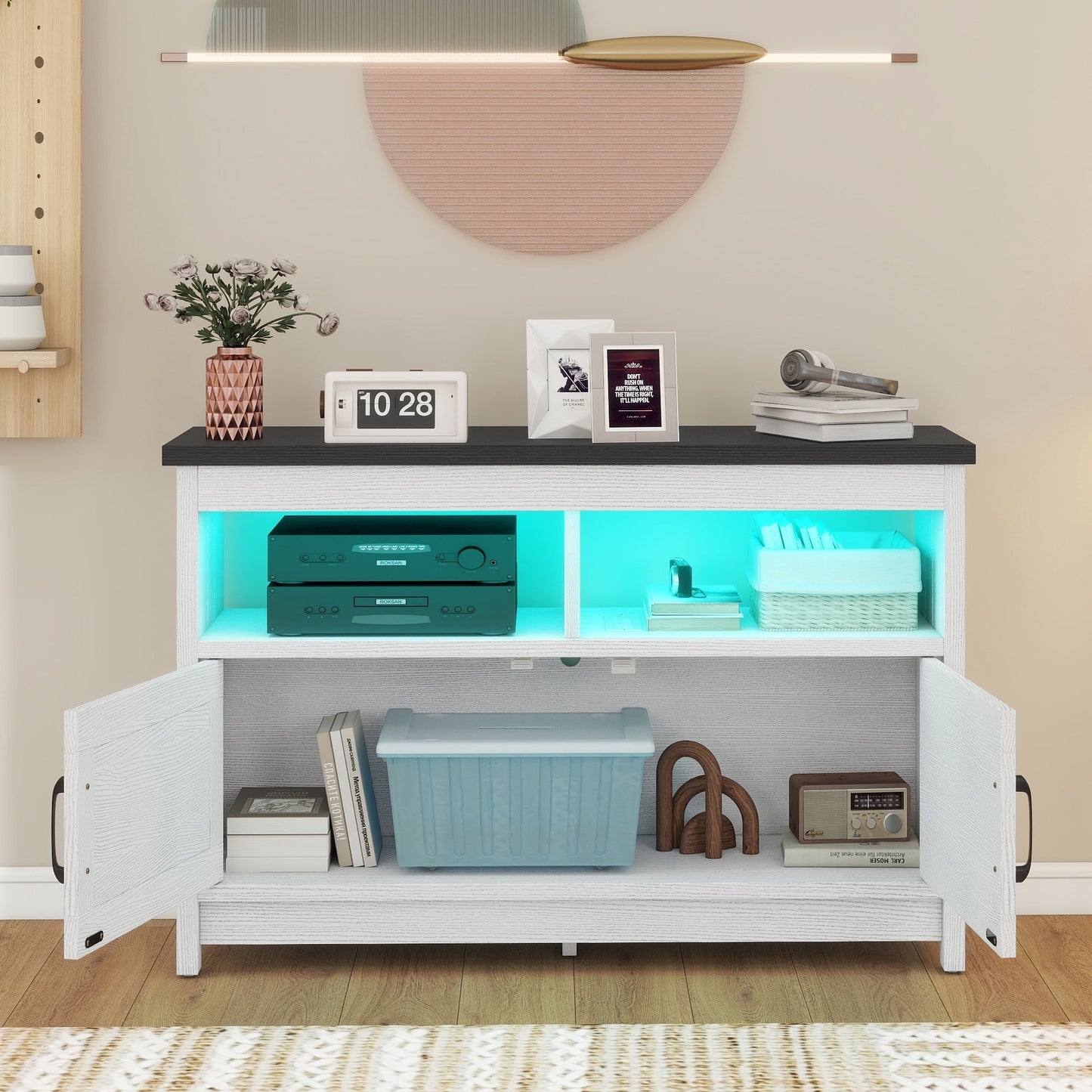 Meuble TV de style campagnard pour téléviseur jusqu'à 65 pouces avec portes et étagères ouvertes, console multimédia et prise électrique.