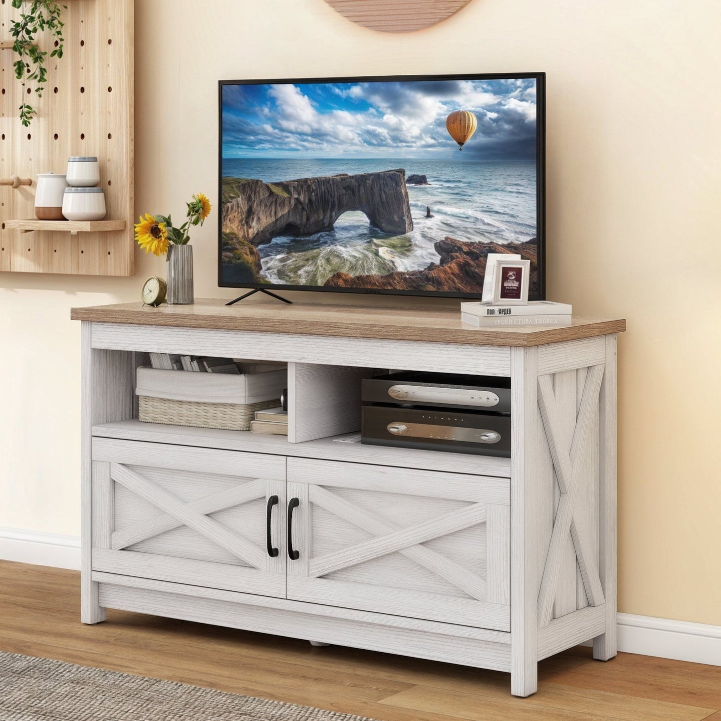 Meuble TV de style campagnard pour téléviseur jusqu'à 65 pouces avec portes et étagères ouvertes, console multimédia et prise électrique.