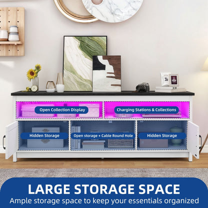 Meuble TV de style campagnard pour téléviseur jusqu'à 65 pouces avec portes et étagères ouvertes, console multimédia et prise électrique.