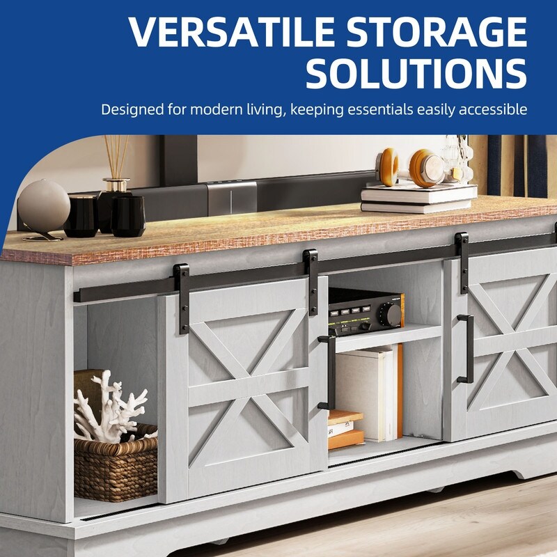 Meuble TV de style campagnard pour téléviseur jusqu'à 65 pouces avec portes et étagères ouvertes, console multimédia et prise électrique.