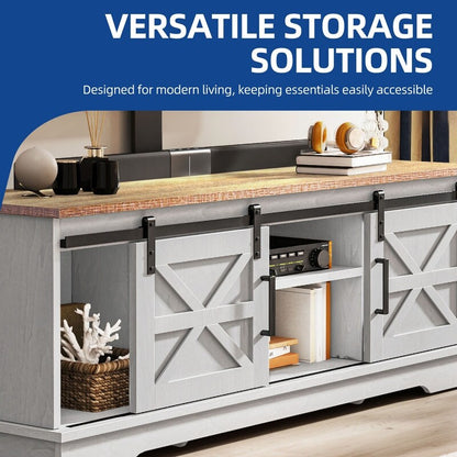 Meuble TV de style campagnard pour téléviseur jusqu'à 65 pouces avec portes et étagères ouvertes, console multimédia et prise électrique.