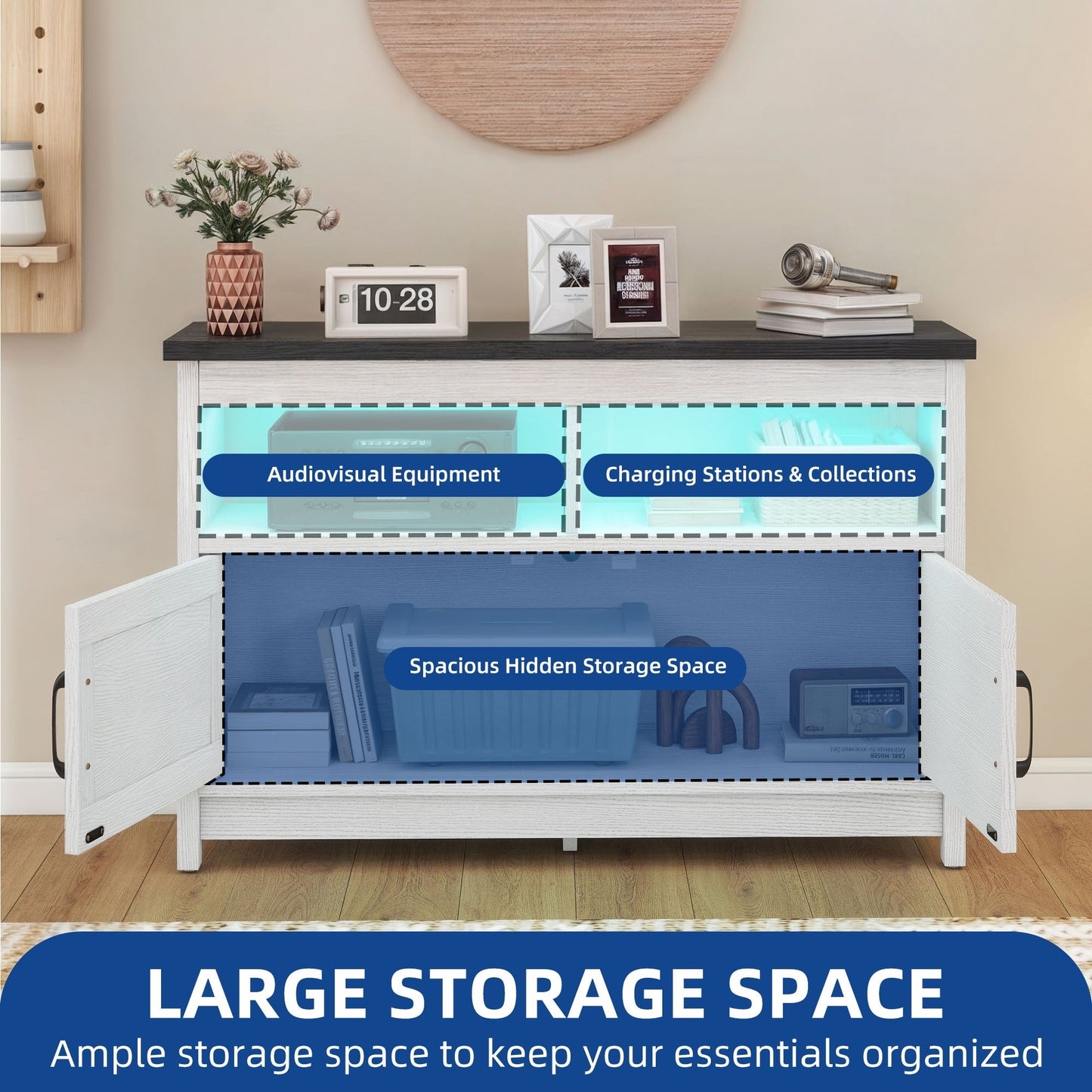 Meuble TV de style campagnard pour téléviseur jusqu'à 65 pouces avec portes et étagères ouvertes, console multimédia et prise électrique.