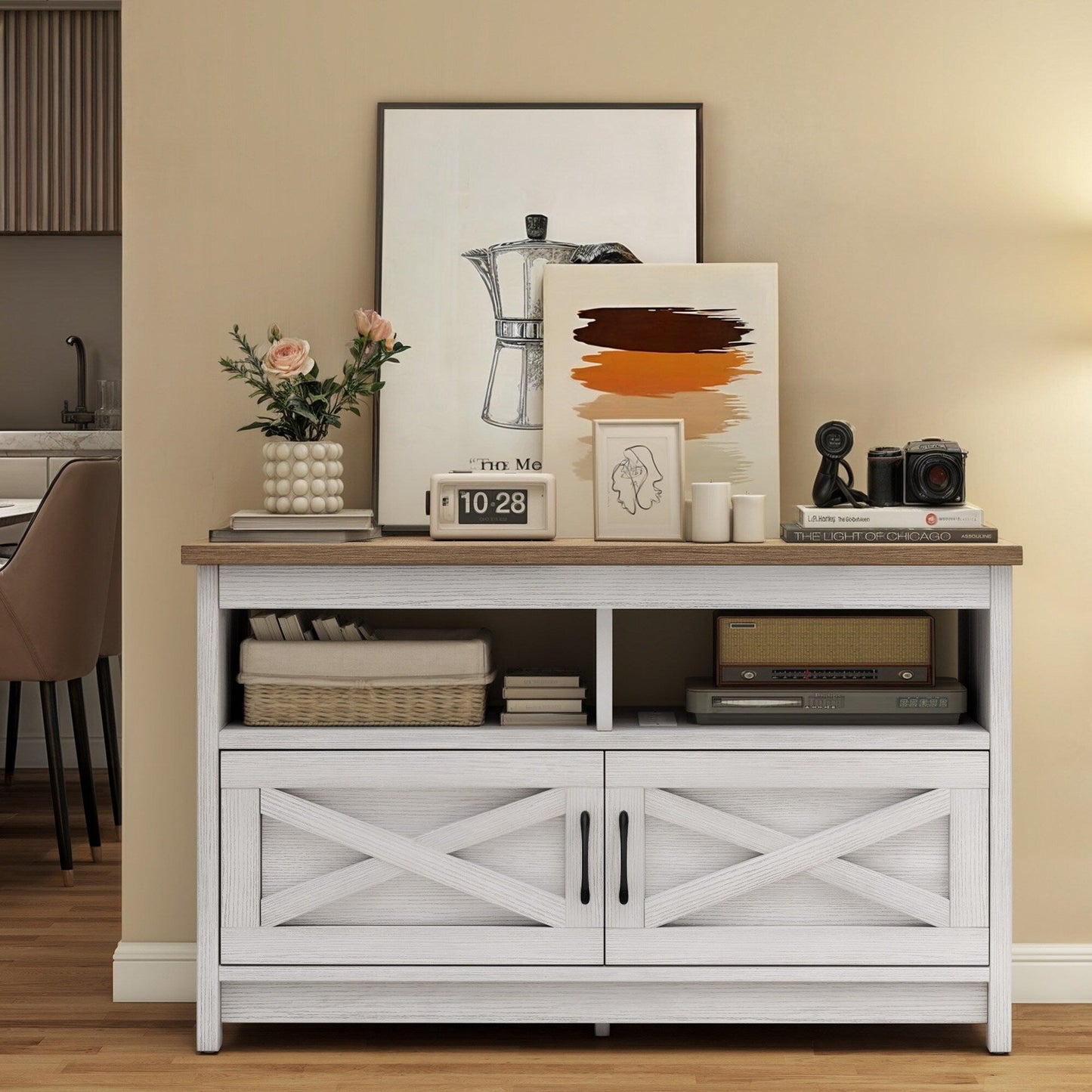 Meuble TV de style campagnard pour téléviseur jusqu'à 65 pouces avec portes et étagères ouvertes, console multimédia et prise électrique.