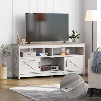 Meuble TV de style campagnard pour téléviseur jusqu'à 65 pouces avec portes et étagères ouvertes, console multimédia et prise électrique.