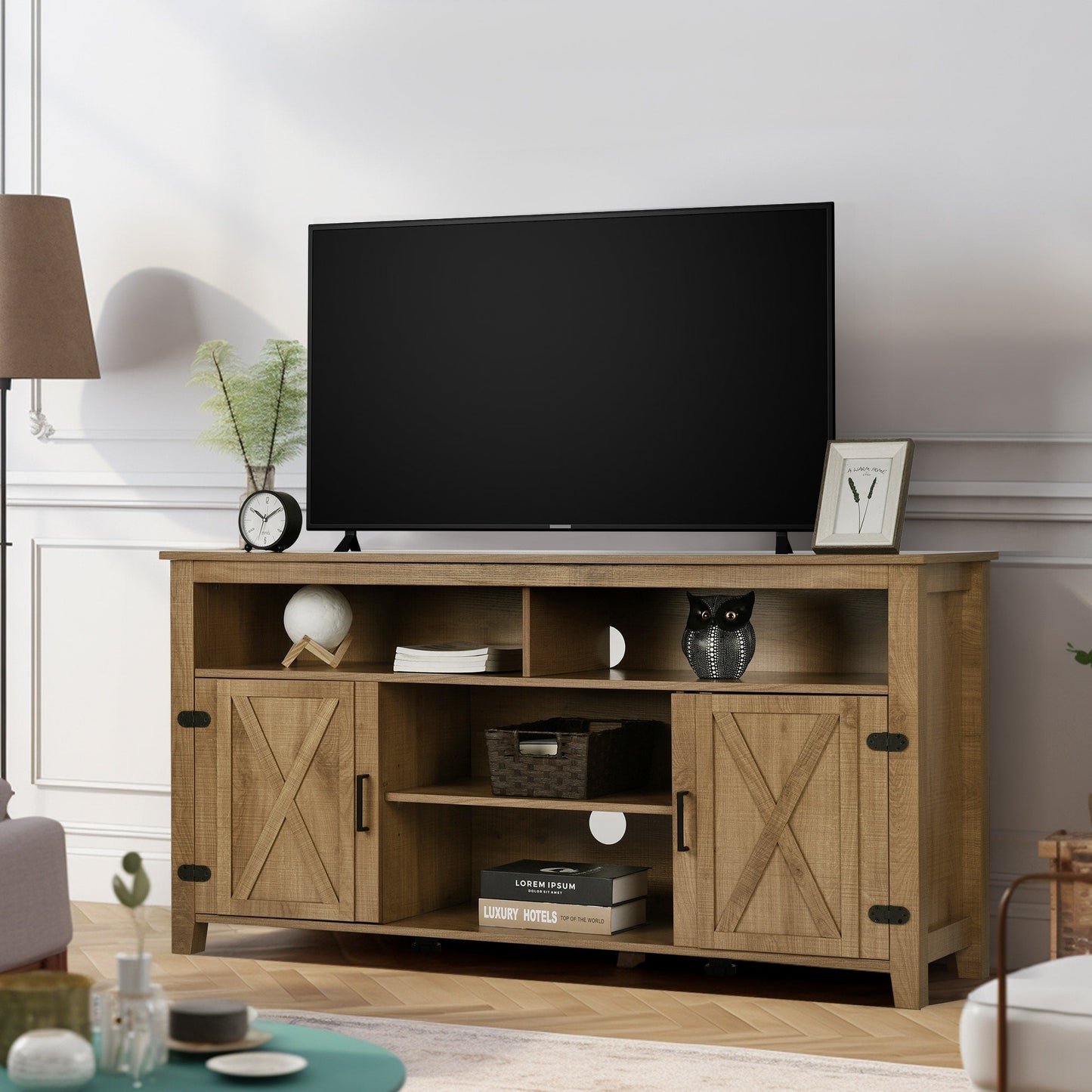 Meuble TV de style campagnard pour téléviseur jusqu'à 65 pouces avec portes et étagères ouvertes, console multimédia et prise électrique.