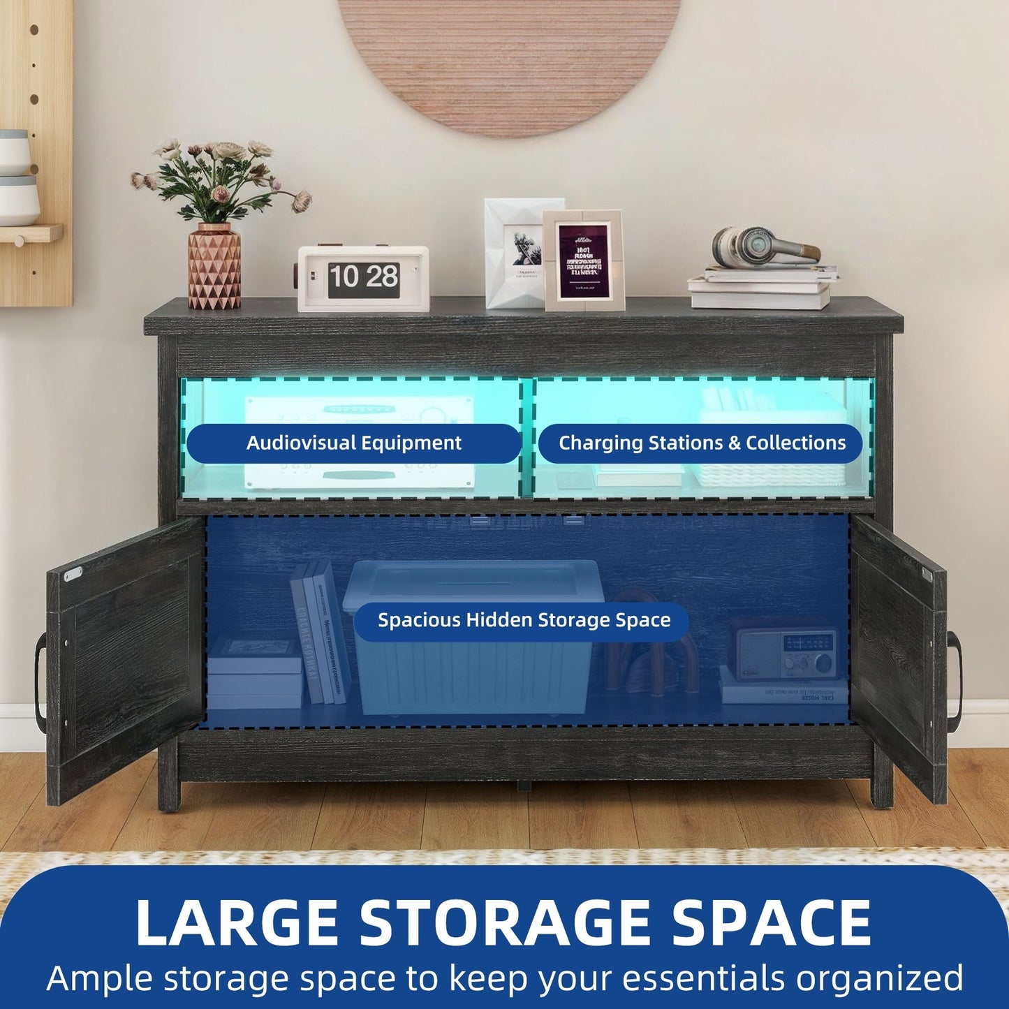 Meuble TV de style campagnard pour téléviseur jusqu'à 65 pouces avec portes et étagères ouvertes, console multimédia et prise électrique.