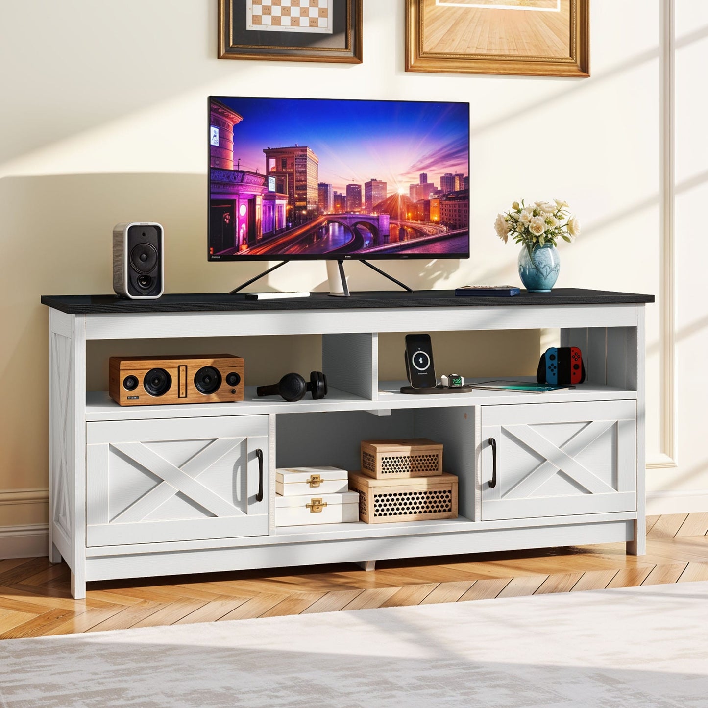 Meuble TV de style campagnard pour téléviseur jusqu'à 65 pouces avec portes et étagères ouvertes, console multimédia et prise électrique.
