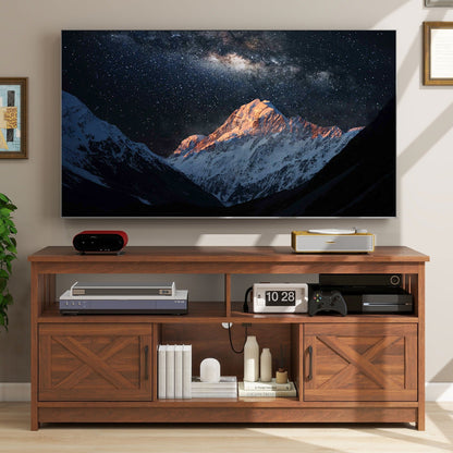 Meuble TV de style campagnard pour téléviseur jusqu'à 65 pouces avec portes et étagères ouvertes, console multimédia et prise électrique.