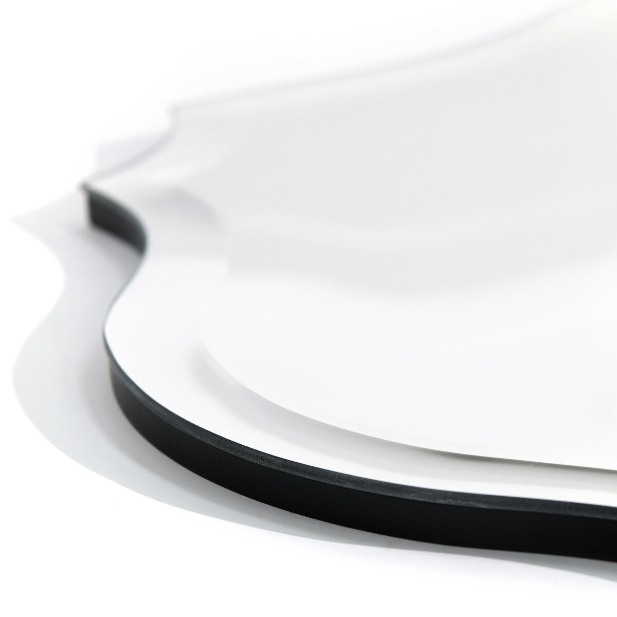 Miroir mural oblong biseauté et festonné sans cadre