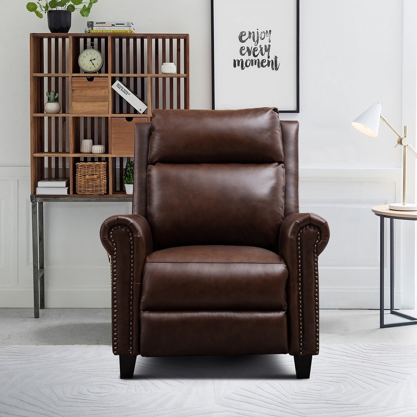 Fauteuil inclinable en cuir véritable avec dossier inclinable, accoudoirs et dossier confortables.