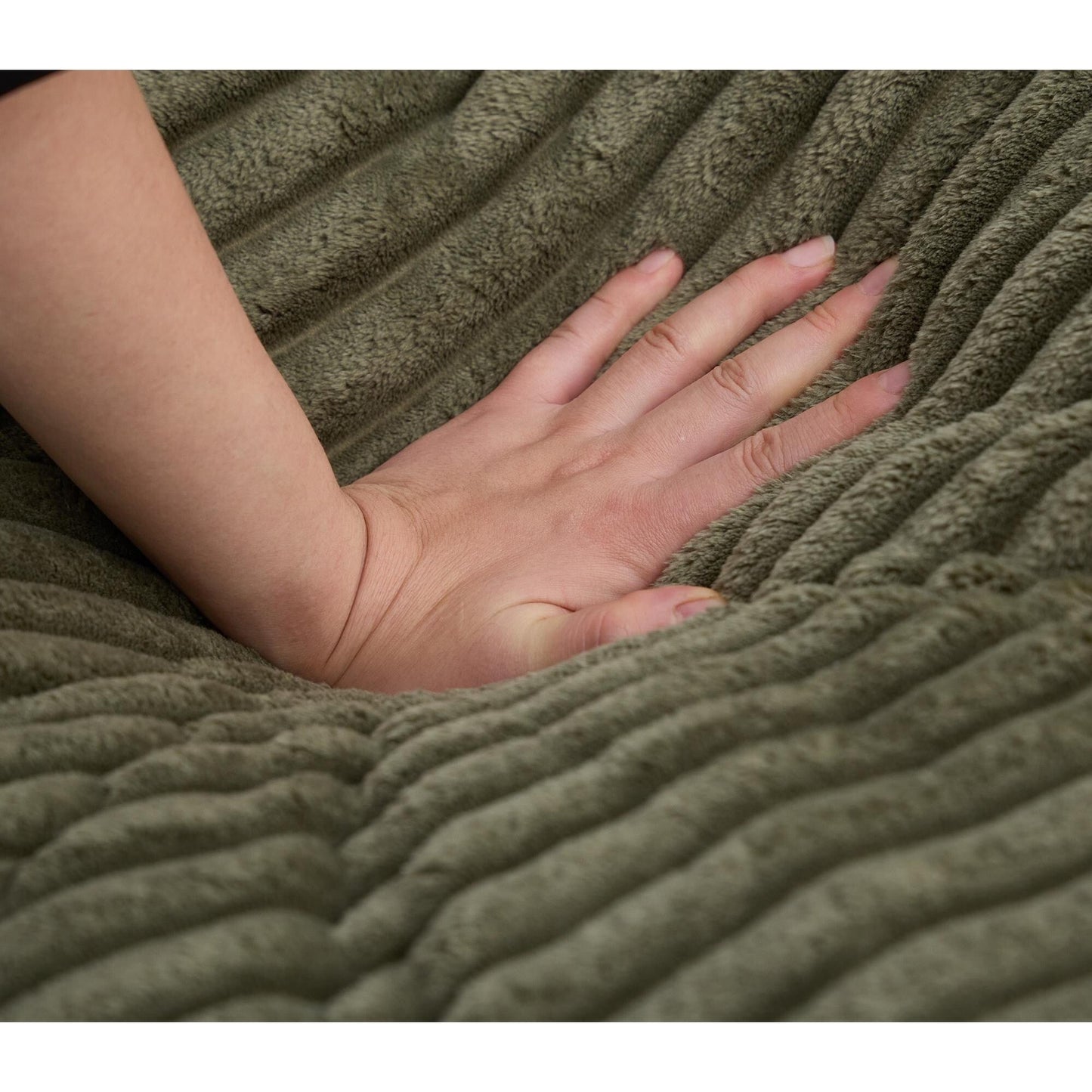 Canapé-lit surdimensionné Harmonia 109 W en velours côtelé, méridienne double profonde avec 4 coussins